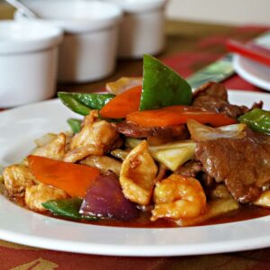 Appetizing plate of stir-fried beef with colorful vegetables, capturing the essence of Peruvian cuisine.